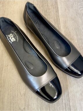 SAS Women's like new Black and Gray Leather Cap-Toe Ballet Flats, 9.5 narrow